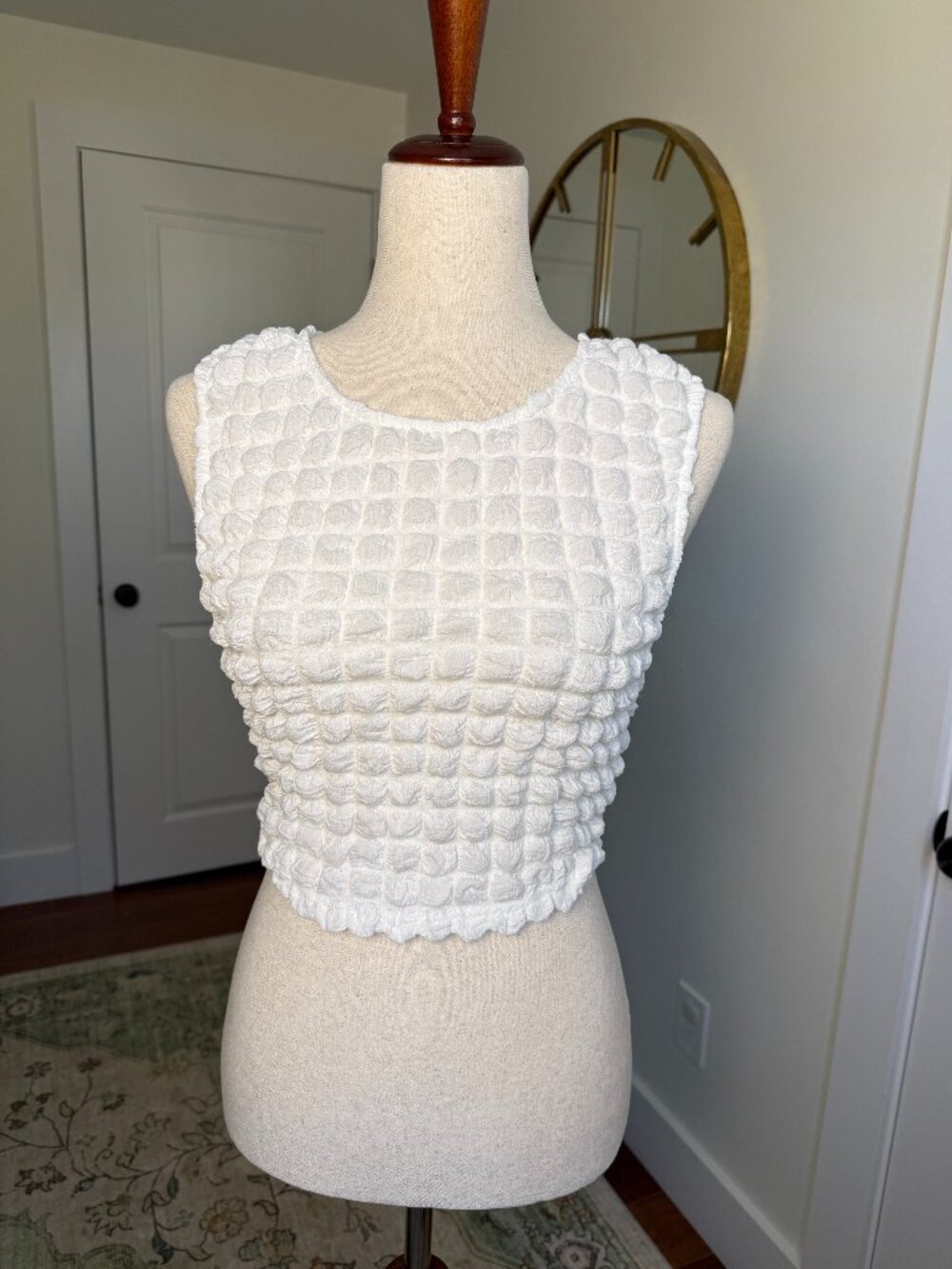 Le Lis Collection White Textured Bubble Crop Top XS Sleeveless Stretch Blouse